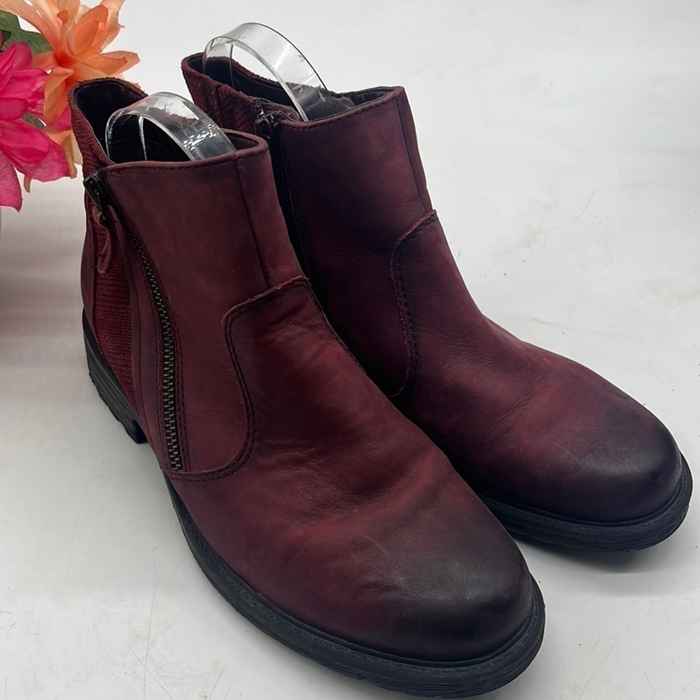 Earth Jordan Wine Colored Ankle Boot Size 8. MCA3984A